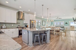 ثلاجة، ميكروويف، فرن، غسالة أطباق