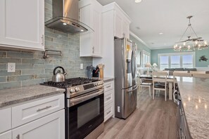 ثلاجة، ميكروويف، فرن، غسالة أطباق