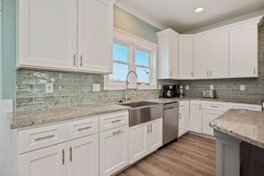 ثلاجة، ميكروويف، فرن، غسالة أطباق