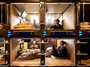 Capsule room Men only for 2 persons | Wifi gratis y ropa de cama 