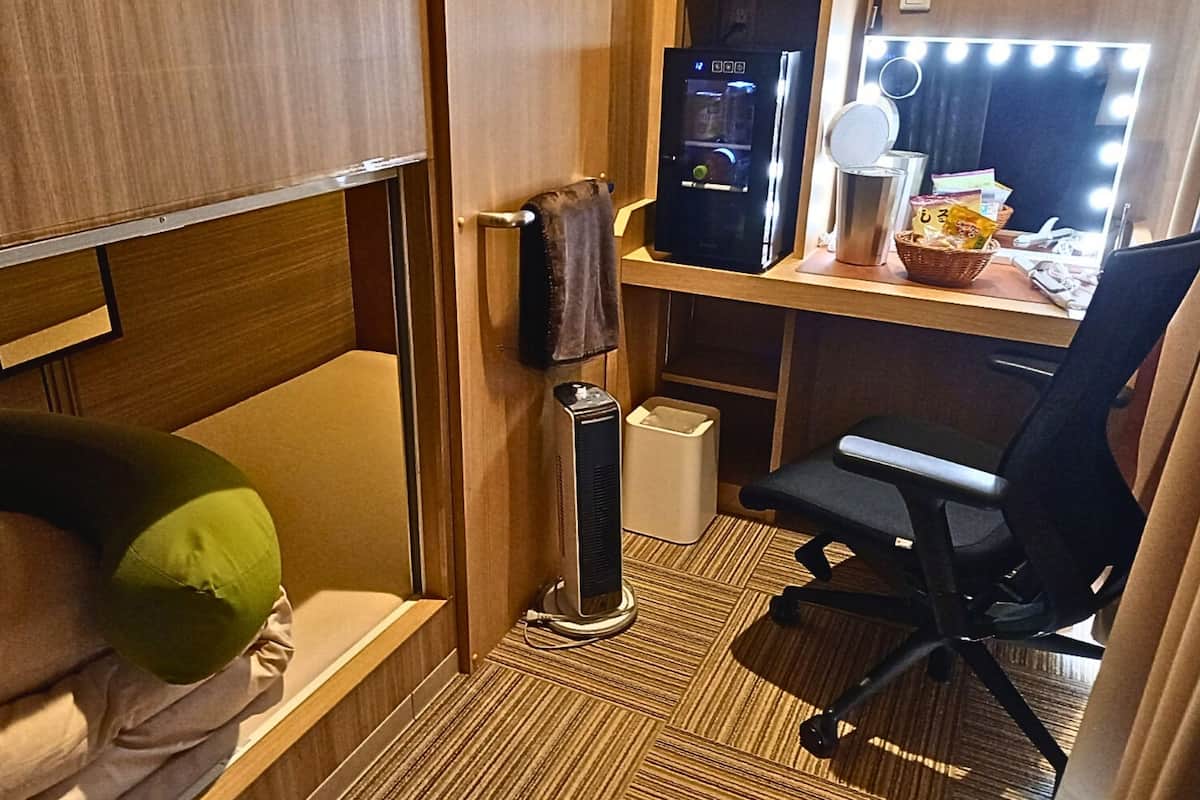 Capsule Room with Desk, 100cm H, for Female Only, Non-Smoking | Free WiFi, bed sheets