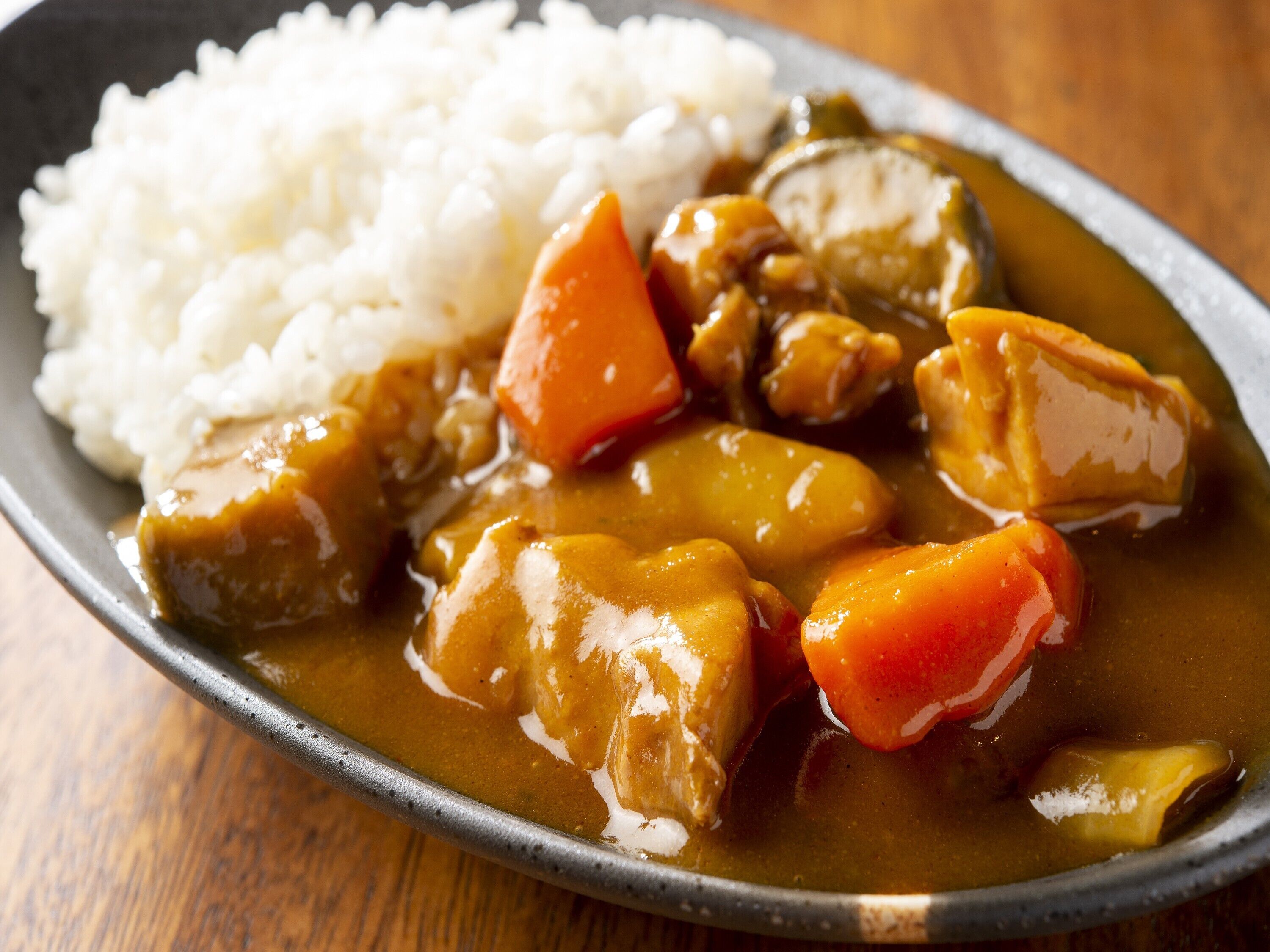 Um prato de curry de frango com arroz.