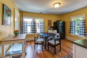 Dining - Stylish & Spacious, One block from Starbucks (Asheville)