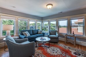 Smart TV, libros y estéreo 