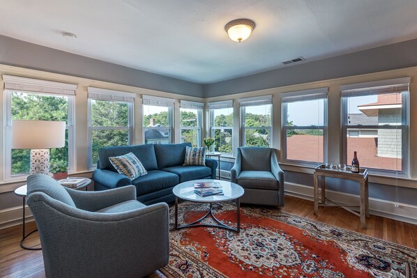 Smart TV, books, stereo - Stylish & Spacious, One block from Starbucks (Asheville)