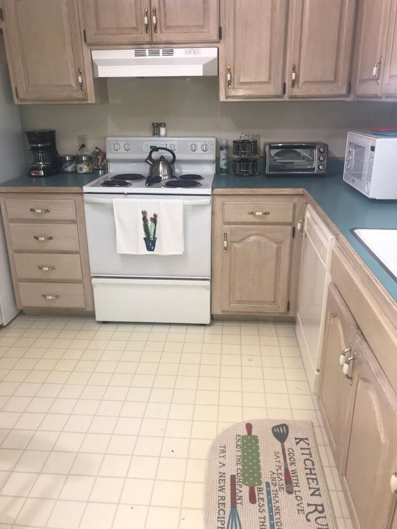 Cafetera y tetera, refrigerador, microondas y horno 