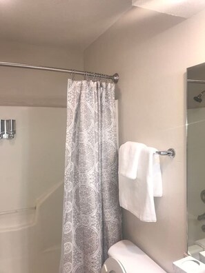 Combined shower/bathtub, hair dryer - The Southwest Place 2203 (Ozark)