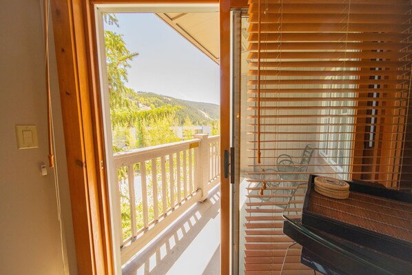 LÀgenhet - flera sÀngar - utsikt mot bergen (Expedition Station 8597) | Exteriör