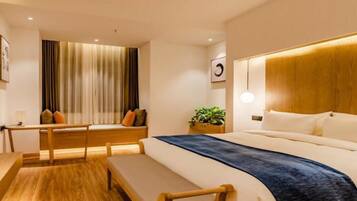 Signature Double Room (Mainland Chinese Citizen Only) | Desk, blackout curtains, free WiFi