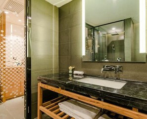 Habitació doble destacada (Mainland Chinese Citizen Only) | Bany | Dutxa, articles de tocador gratuïts, assecador de cabells i sabatilles 