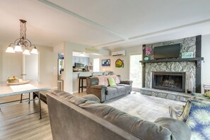 TV, fireplace, stereo - Hot Tub + Fire Pit: Margaritaville Resort Home! (Osage Beach)