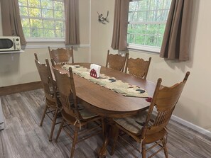 Dining - 2 Bedroom Cabin-Next to Silver Dollar City (Branson)