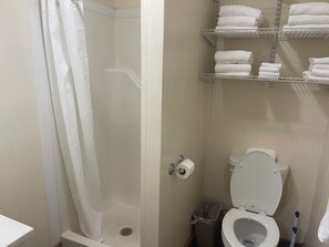 Shower, towels - 2 Bedroom Cabin-Next to Silver Dollar City (Branson)