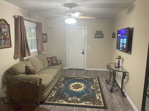Living area - 2 Bedroom Cabin-Next to Silver Dollar City (Branson)