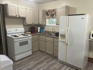 Fridge, microwave, oven, coffee/tea maker - 2 Bedroom Cabin-Next to Silver Dollar City (Branson)
