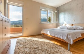4 bedrooms, in-room safe, free WiFi, bed sheets