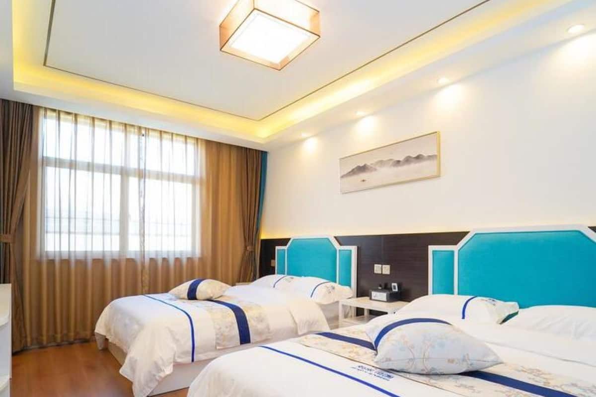 Club Twin Room (Mainland Chinese Citizen Only) | Meja, langsir/tirai gelap terus, Wi-fi percuma