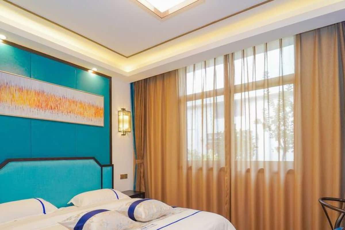 Exclusive Double Room (Mainland Chinese Citizen Only) | Meja, langsir/tirai gelap terus, Wi-fi percuma