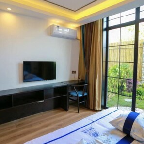 Signature Double Room (Mainland Chinese Citizen Only) | Desk, blackout curtains, free WiFi - Floral Hotel Haipai Garden Villa (Shanghai)