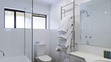 Double Room | Bathroom | Free toiletries, towels, soap