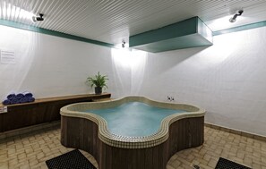 Bañera de hidromasaje cubierta