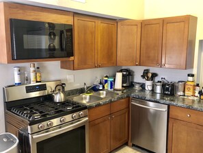 Jääkaappi, mikroaaltouuni, uuni, liesi