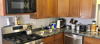 Apartamento luminoso y acogedor junto al centro y parada de tren; Ideal para parejas / grupos pequeños