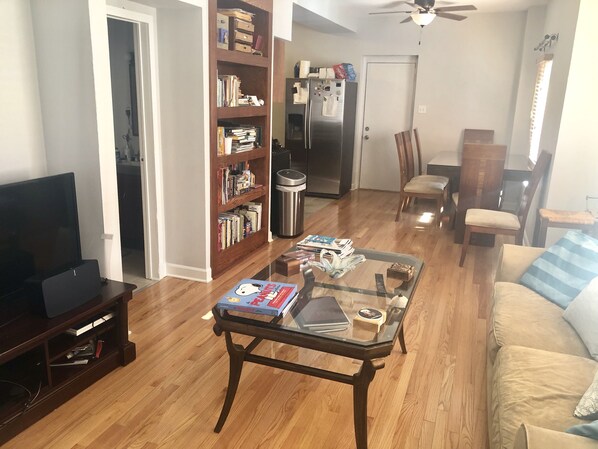 Älytelevisio, videopelikonsoli, DVD-soitin, kirjoja