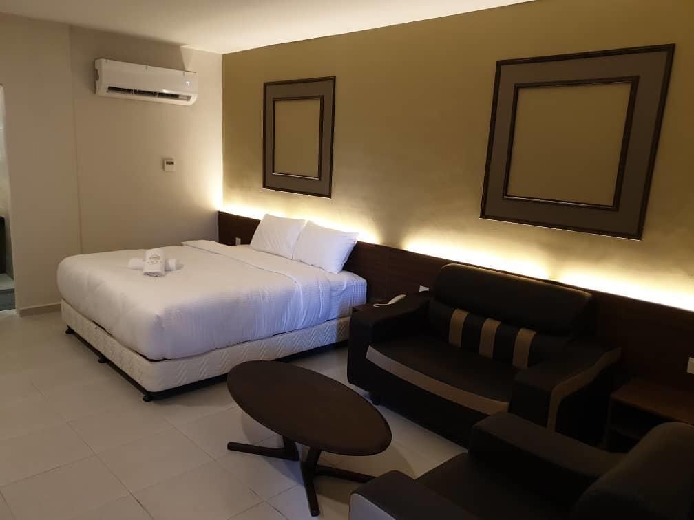 خزنة داخل الغرفة ومكتب وستائر تعتيم وتجهيزات عازلة للصوت