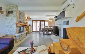 TV, peis, bordtennis og stereoanlegg