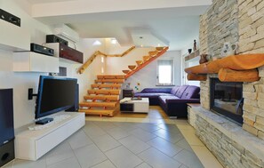 Fernseher, Kamin, Stereoanlage