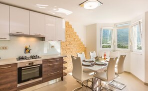 Geladeira, micro-ondas, cooktop, lava-louças
