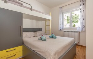 3 bedrooms, travel crib, free WiFi, bed sheets