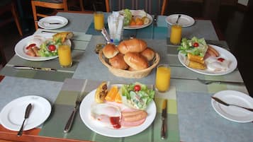 Se ofrece un desayuno inglés (1100 JPY por persona)