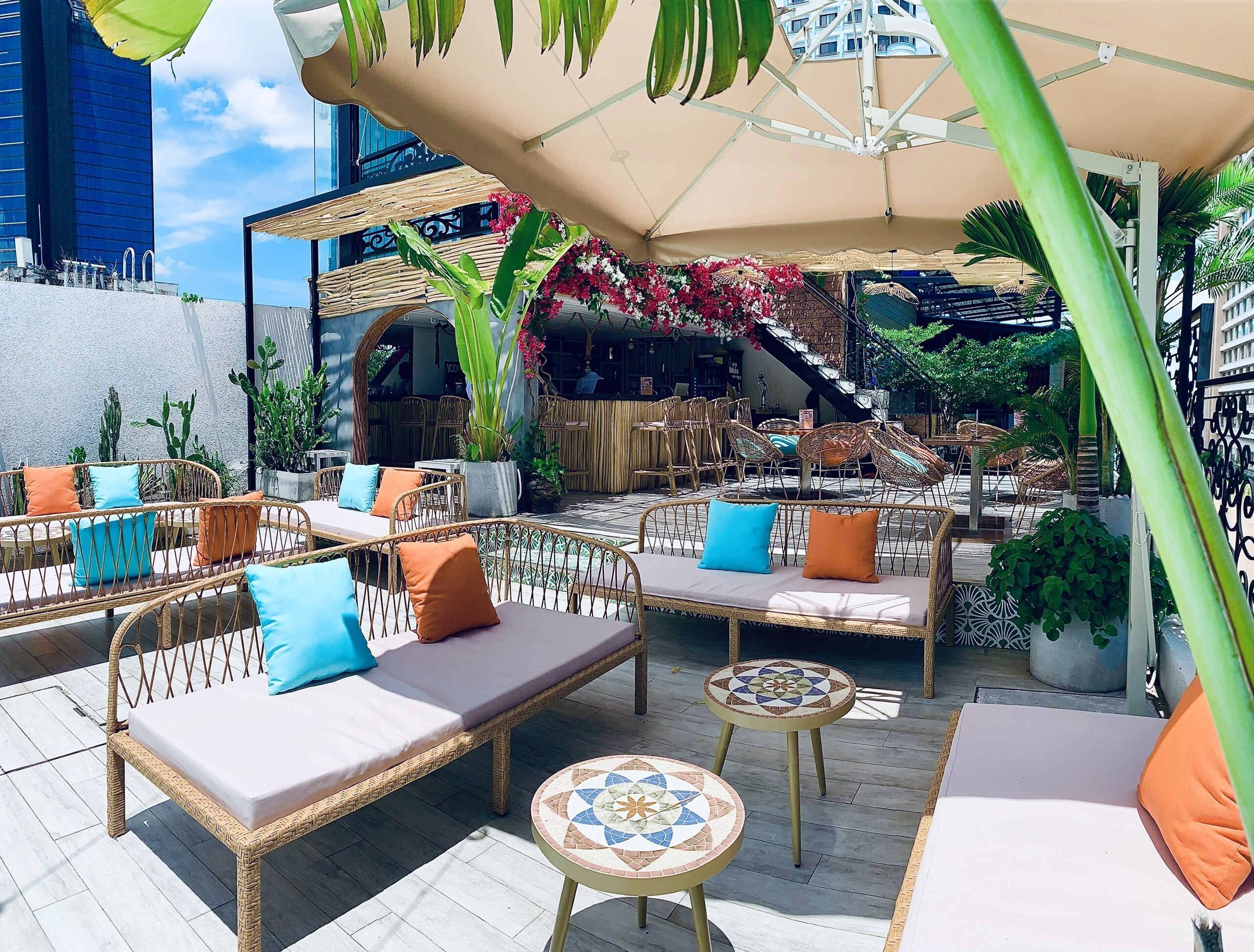 outdoor pool, open 6:00 am to 8:00 pm, pool loungers