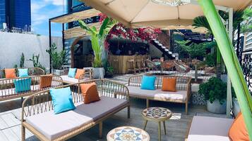 Udendørs pool, åben fra kl. 06.00 til kl. 20.00, liggestole