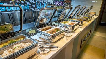 En buffet med et udvalg af mad og bestik.