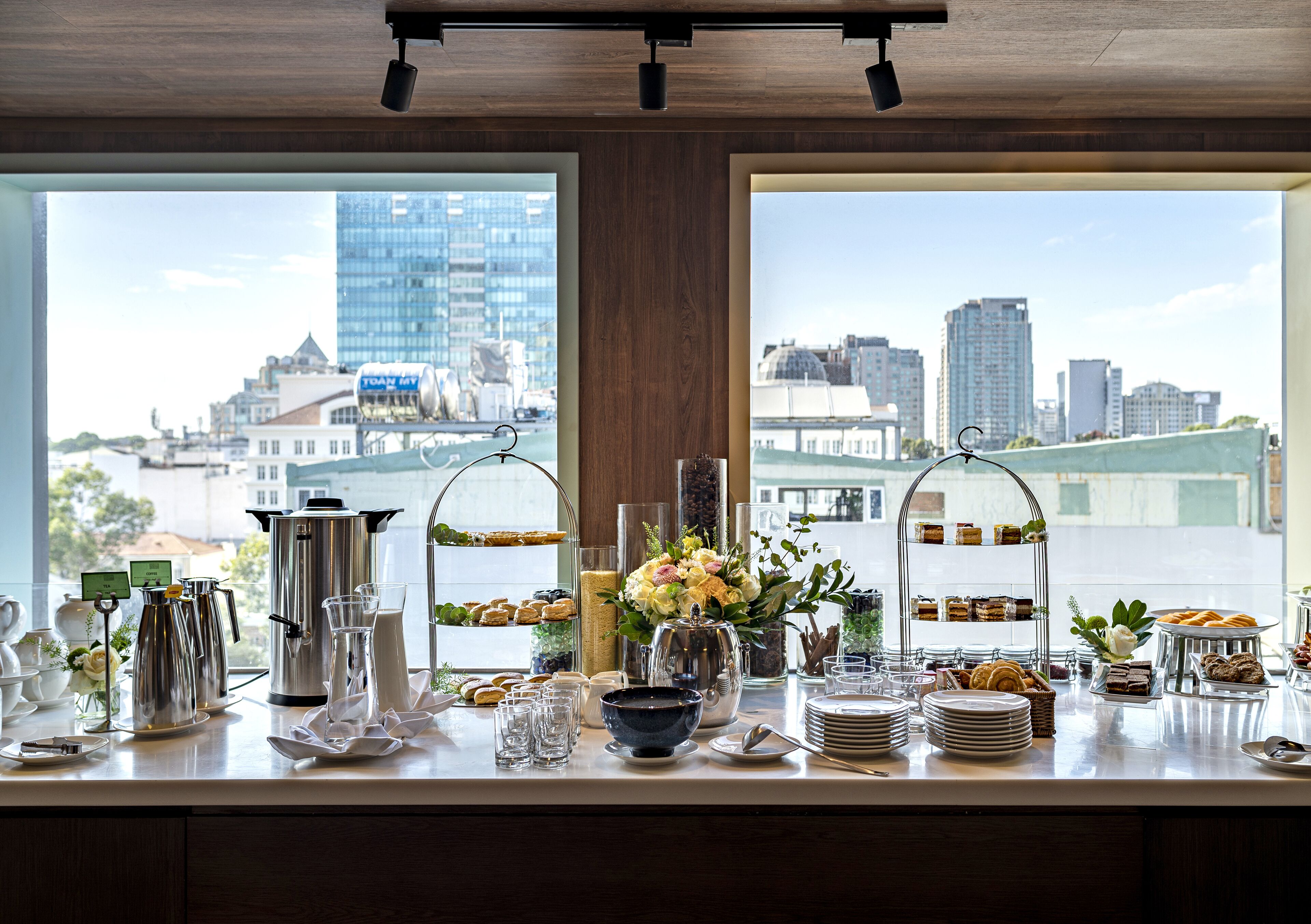 breakfast, lunch, dinner served; fusion cuisine