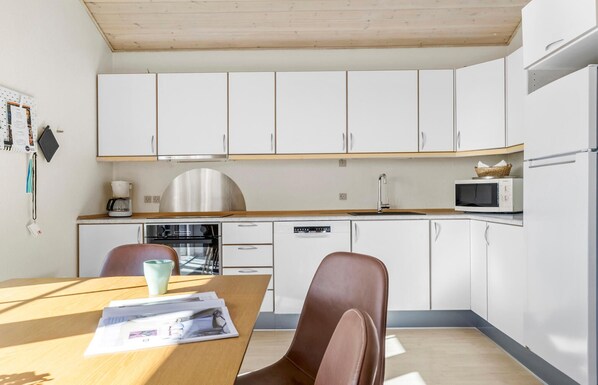 Kühlschrank, Mikrowelle, Herdplatte, Geschirrspüler