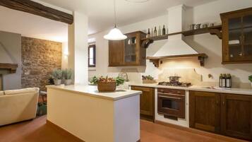 Kühlschrank, Ofen, Geschirrspüler, Hochstuhl