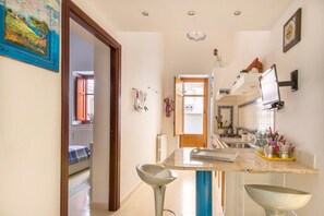 Refrigerador, horno, tetera eléctrica y utensilios de cocina 