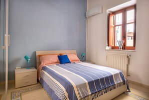 1 habitación, tabla de planchar con plancha, wifi gratis y ropa de cama 