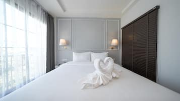 Family Triple Room | Minibar, in-room safe, blackout drapes, soundproofing