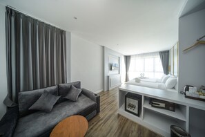 Tremannsrom – familie | Minibar, safe på rommet, blendingsgardiner og lydisolert