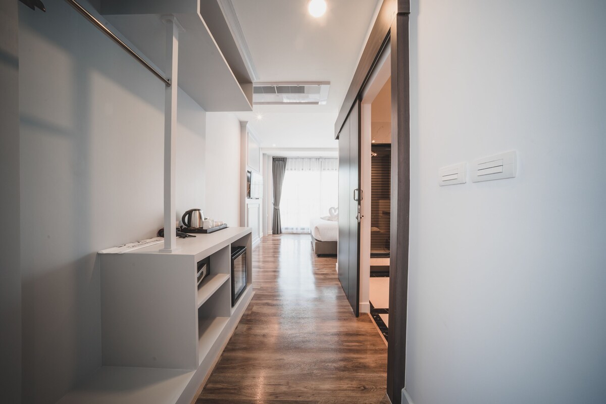 Frigobar, cofres nos quartos, cortinas blackout, quartos à prova de som