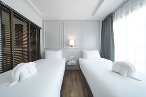 Habitació amb dos llits individuals superior | Minibar, caixa forta a l'habitació i cortines opaques 