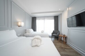 Habitació amb dos llits individuals superior | Minibar, caixa forta a l'habitació i cortines opaques 