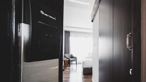 Ein modernes Wohnmobil-Interieur mit einer Küchenzeile, einem Bett und einer Sitzecke.