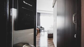 Superior Double Room | Minibar, in-room safe, blackout drapes, soundproofing