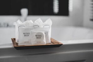 Toalettartikler (inkludert), håndklær, såpe og sjampo